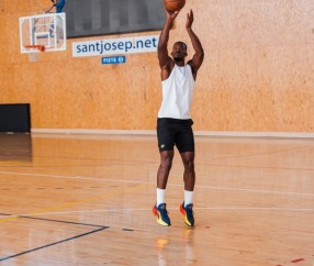 巴特勒西班牙度假球场实穿曝光全新签名鞋款