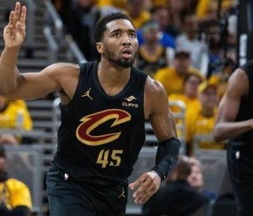 星空体育官方入口-两战91分力挽狂澜！米切尔天神下凡定义何为超巨